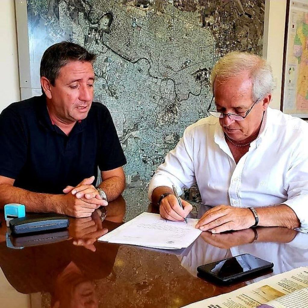 El Intendente de Mendiolaza, Daniel Salibi, se reunió con Daniel Eduardo Rey (Secretario de Arquitectura del Ministerio de Obras Públicas del Gobierno Provincial) para dar inició a la obra de ampliación del IPEM 317.