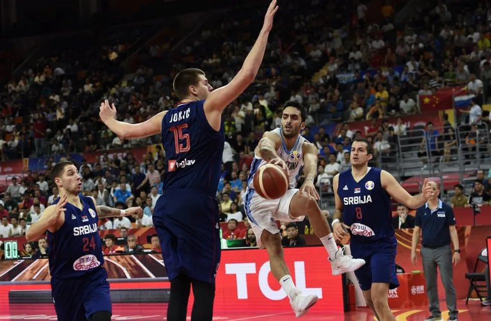 Argentina's Facundo Campazzo (C) passes the ball as Serbia's Nikola Jokic (2nd L) tries to block during the Basketball World Cup quarter-final game between Argentina and Serbia in Dongguan on September 10, 2019. (Photo by Ye Aung Thu / AFP)