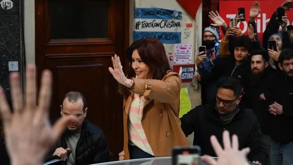 Cristina Kirchner saliendo de su casa este domingo, en una nueva jornada de movilización de la militancia K. 