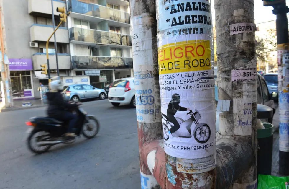 En avenida Vélez Sársfield, vecinos ya alertan sobre motochoros.