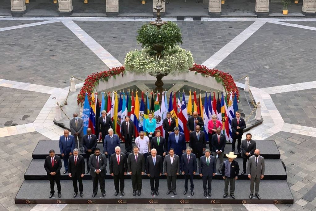 Los representantes de los países de la Celac, durante la reunión que se desarrolló durante el sábado en el Palacio Nacional de México. (AP)