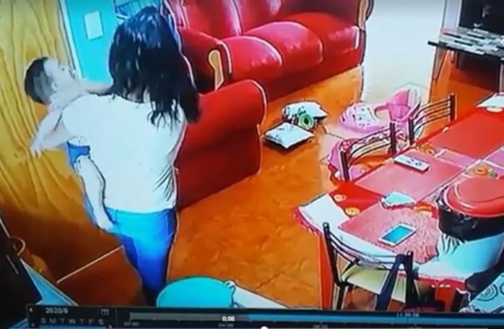 Denunciaron a una niñera que fue filmada golpeando a la beba que cuidaba en Oberá