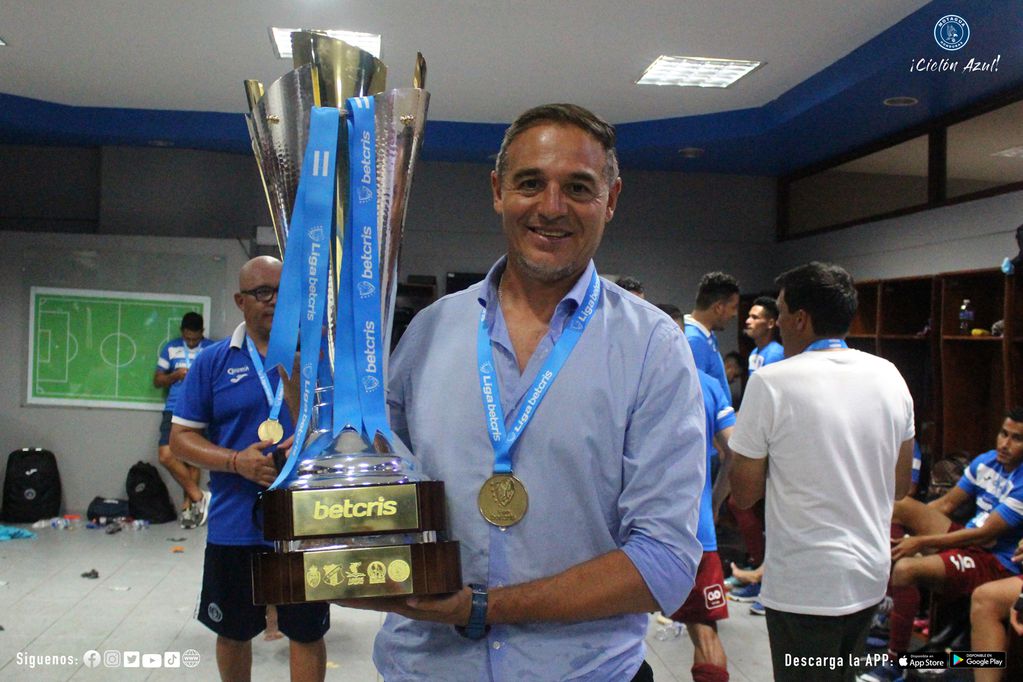 El DT cordobés Hernán "Tota" Medina logró el título en Honduras con Motagua. (Prensa Motagua).