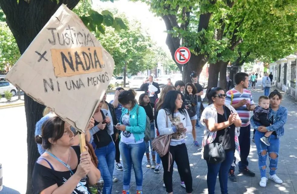 Familiares de Ferraresi, la chica apuñalada en Ensenada, marcharon a la fiscalía para pedir justicia