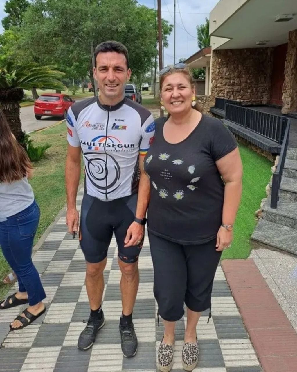 Lionel Scaloni recorrió las calles de Pujato en bicicleta.