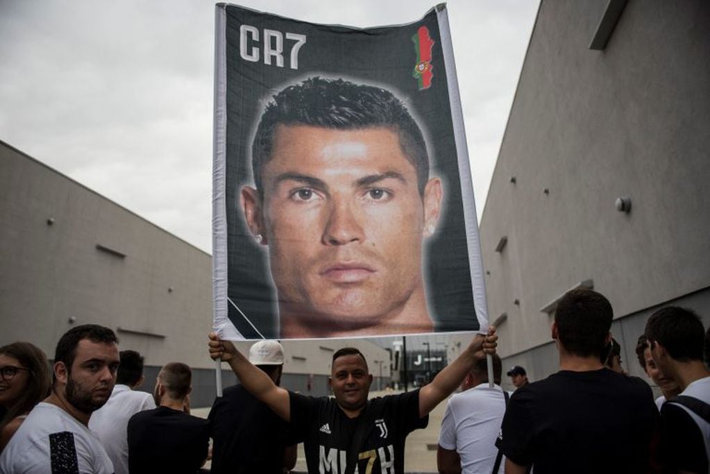 Los hinchas de la Juventus recibiendo a Cristiano Ronaldo.