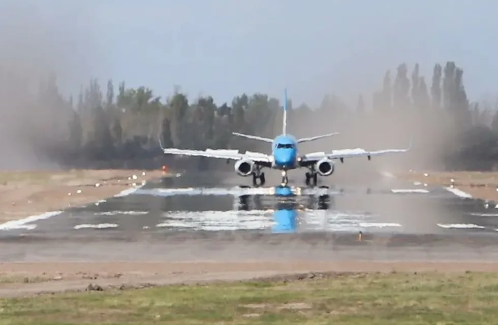 El vuelo AR1334 proveniente de la Ciudad de Buenos Aires, aterrizó en San Rafael y dejó inaugurada la renovada pista del aeropuerto Santiago Germanó.
