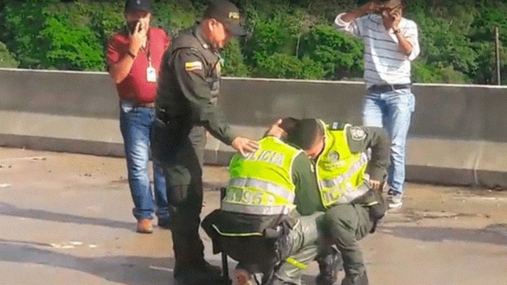 Un policía se quebró en llanto después de ver cómo la mujer se arrojó del puente con su hijo en brazos