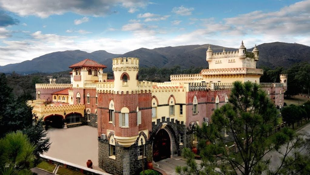 En Valle Hermoso se encuentra este castillo construido en 1870. (El Castillo Hotel Fabrega)