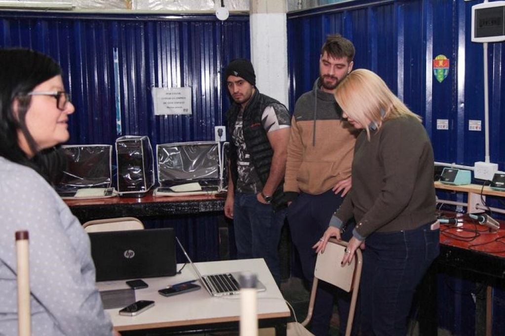 Gobierno entregó herramientas tecnológicas a la UTN de Ushuaia