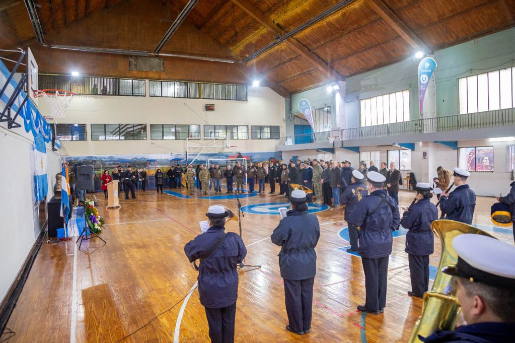 La Banda de Música del Área Naval Austral estuvo presente en el acto por el Día del Ejército Argentino.