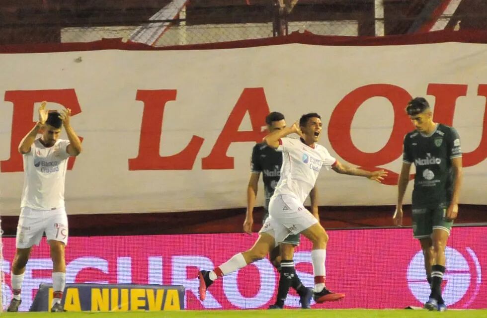 Juan Fernando Garro, la figura de Huracán, celebra uno de sus goles en el ante Sarmiento. (Twitter: @LigaAFA)
