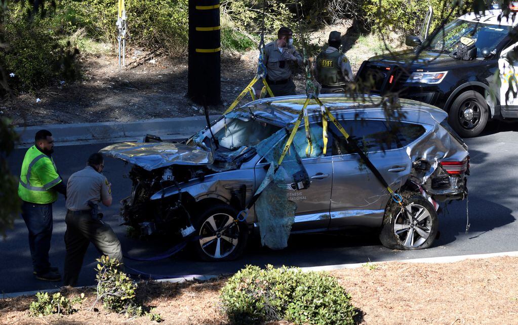La policía inspecciona el auto dañado del golfista Tiger Woods después de que protagonizara un vuelco.