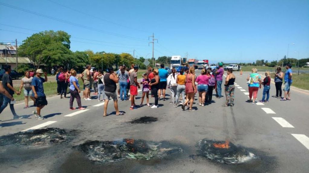 Protesta en ruta 19 por el asesinatode una mujer en barrio barrio Ciudad Mi Esperanza.