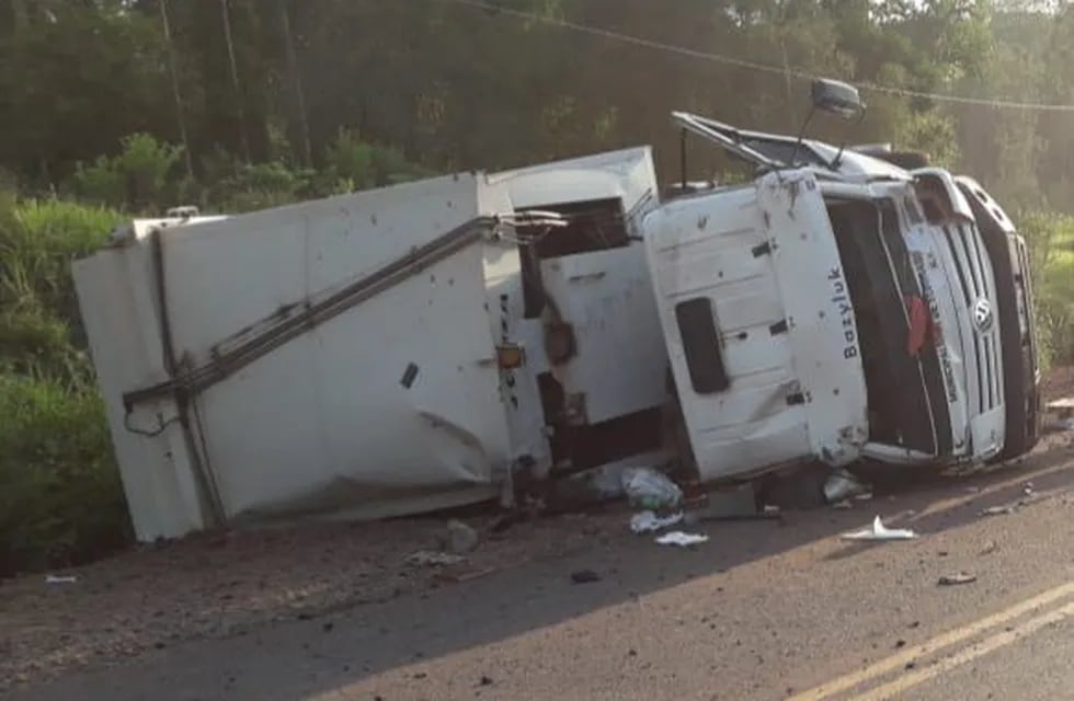 Eldorado. Vuelco de un camión recolector que volcó en la Ruta 17 con el saldo de dos fallecidos y un herido grave. (Stop en Línea)