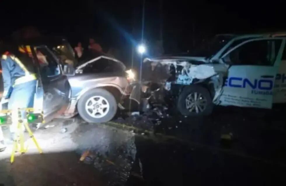 Aparatoso accidente en Puerto Leoni: dos vehículos colisionaron entre sí.