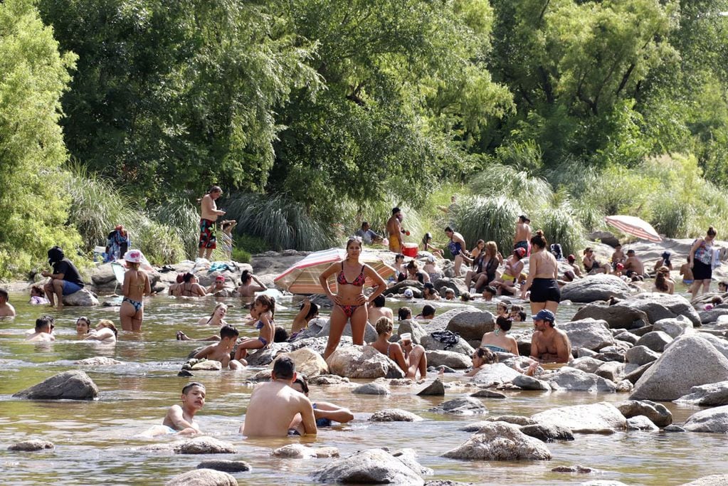 turismo, turistas
temporada de verano en Carlos Paz. Mucha gente en el río
Yanina Aguirre