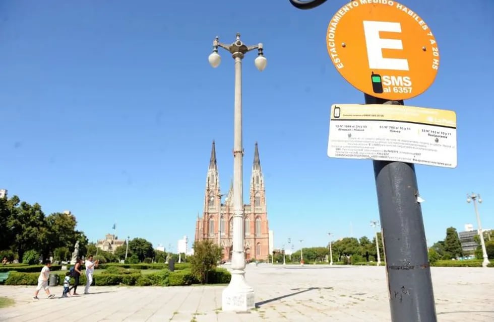 Estacionamiento medido y pago en La Plata.