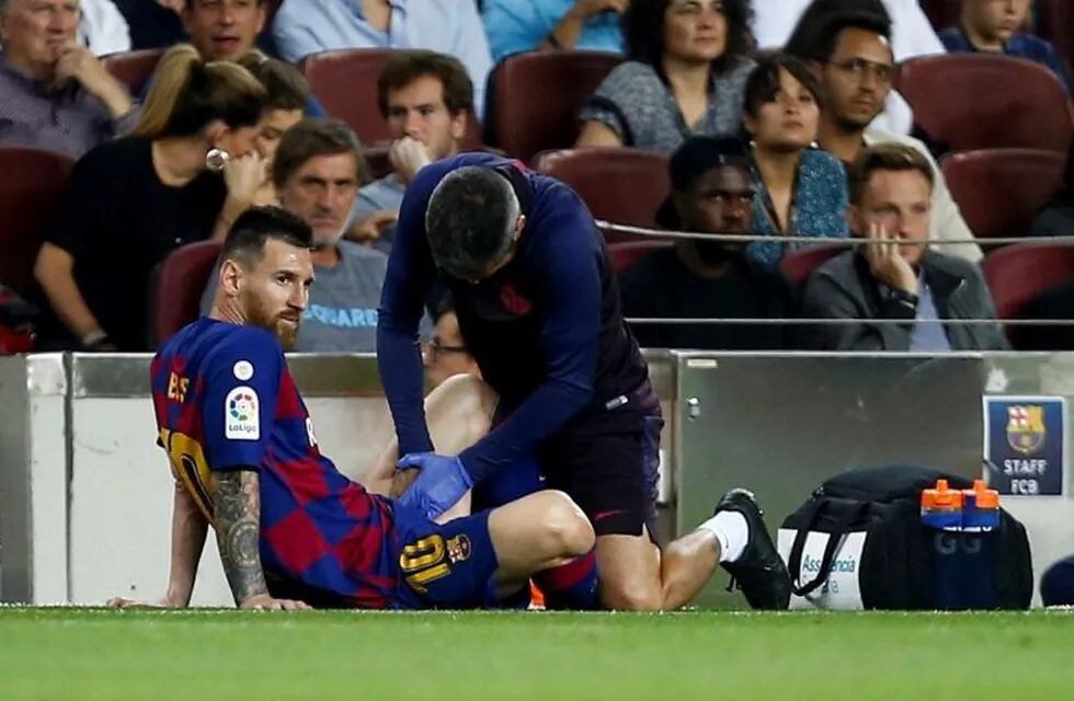 Preocupación en Barcelona: Lionel Messi aguantó un solo tiempo ante Villarreal. (EFE)
