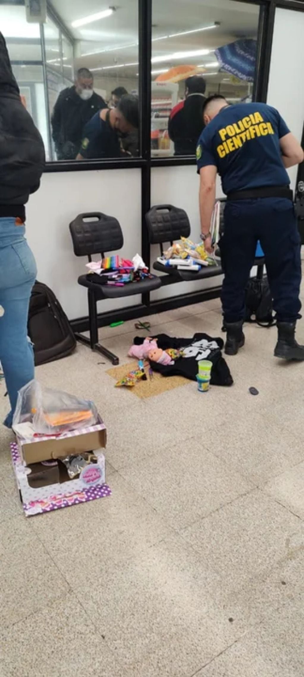 Dos mujeres fueron detenidas cuando intentaban robar en un supermercado, una de ellas iba acompañada de su hija de dos años.