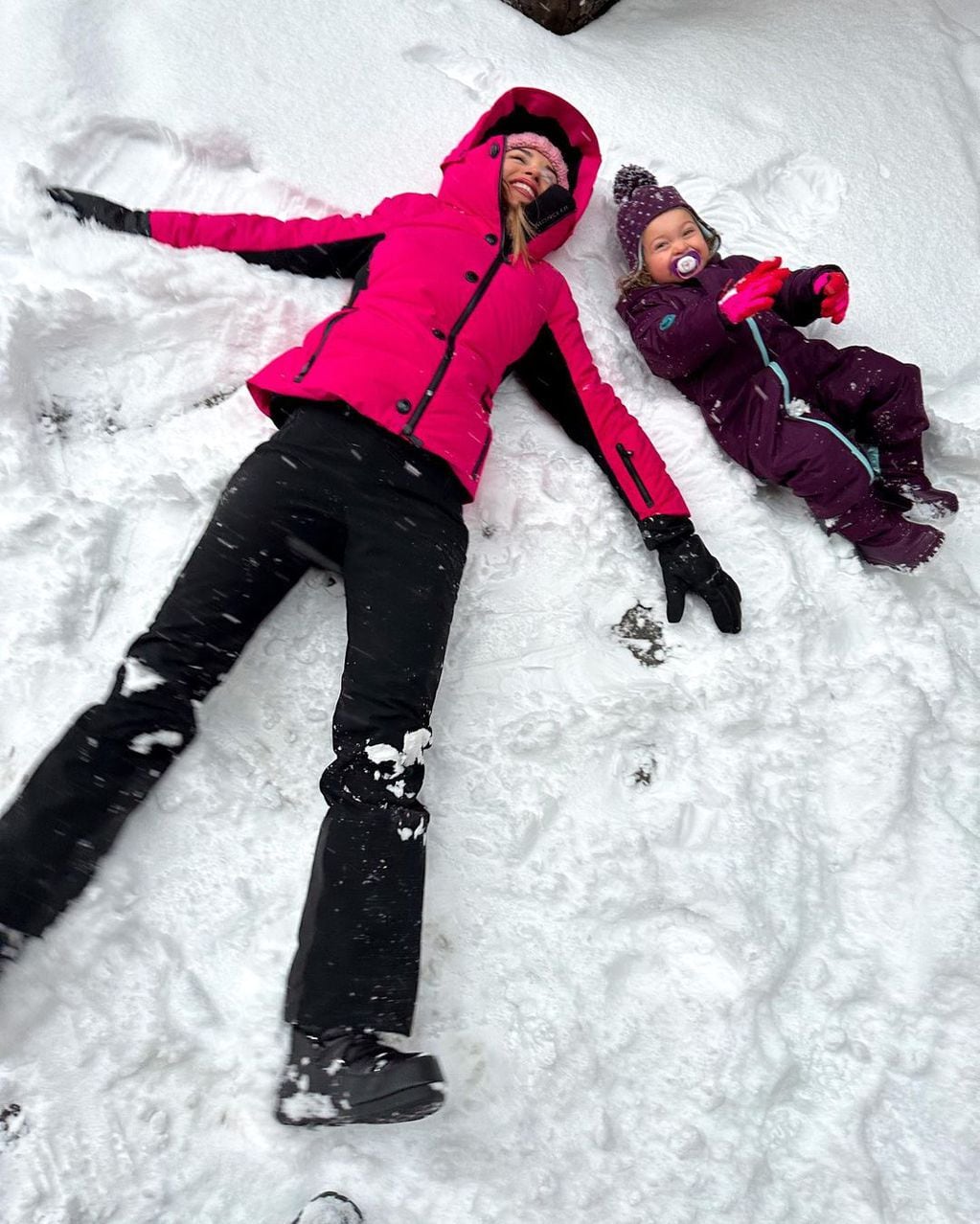 Agustina Gandolfo y Nina Martínez combinando sus outfits y jugando en la nieve.