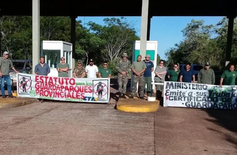 Guardaparques realizan protesta en el Parque Provincial Saltos de Moconá.