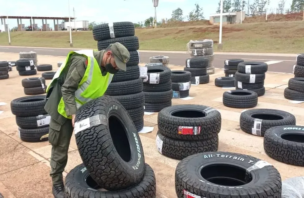Gendarmería Nacional decomisó neumáticos de contrabando-
