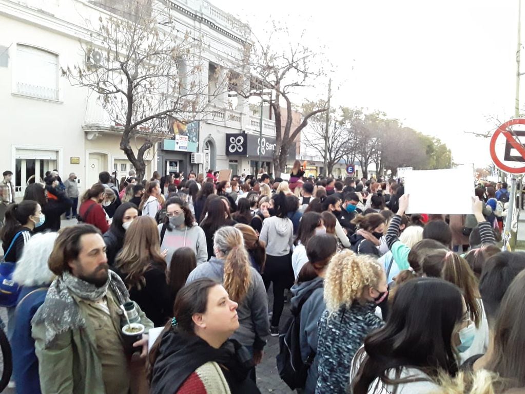 Sentada y manifestación de alumnos, padres e instituciones frente al Colegio San José y el Obispado de Rafaela, por el caso de un abuso sexual a una alumna de 7 años.