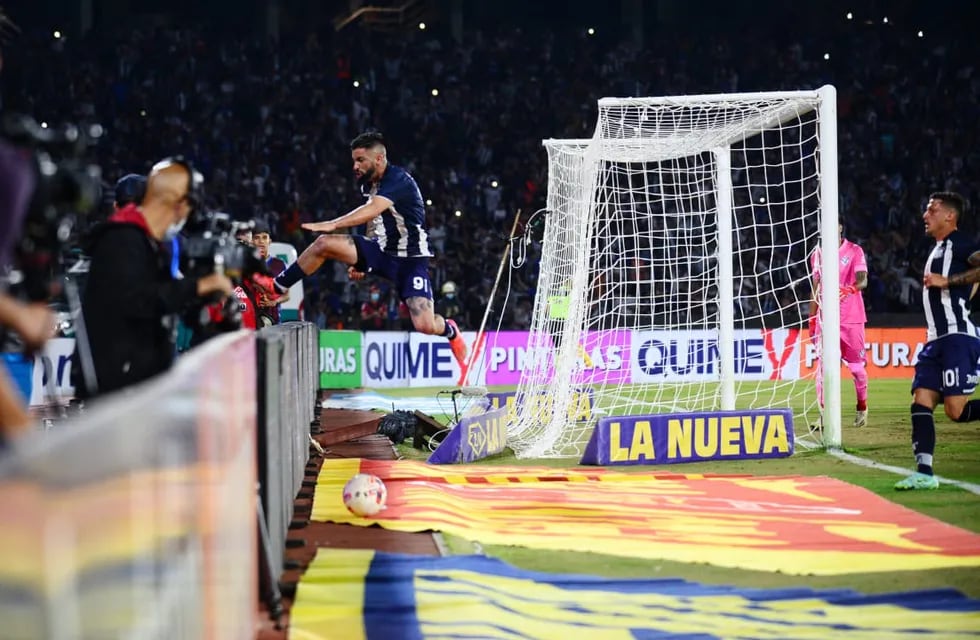 El loco festejo de Michael Santos por un gol que ponía bien arriba a Talleres.