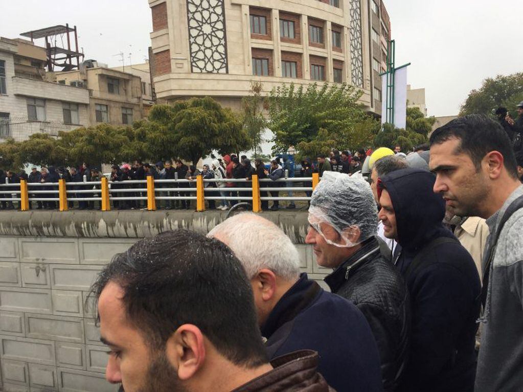 La gente protesta contra el aumento del precio del gas, en una carretera en Teherán, Irán, 16 de noviembre de 2019. Crédito: Nazanin Tabatabaee / WANA.