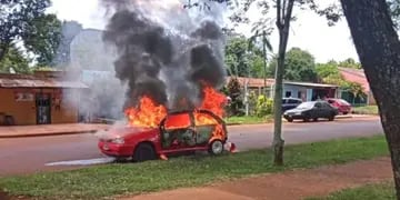 Apóstoles: un automóvil se incendió en plena vía pública