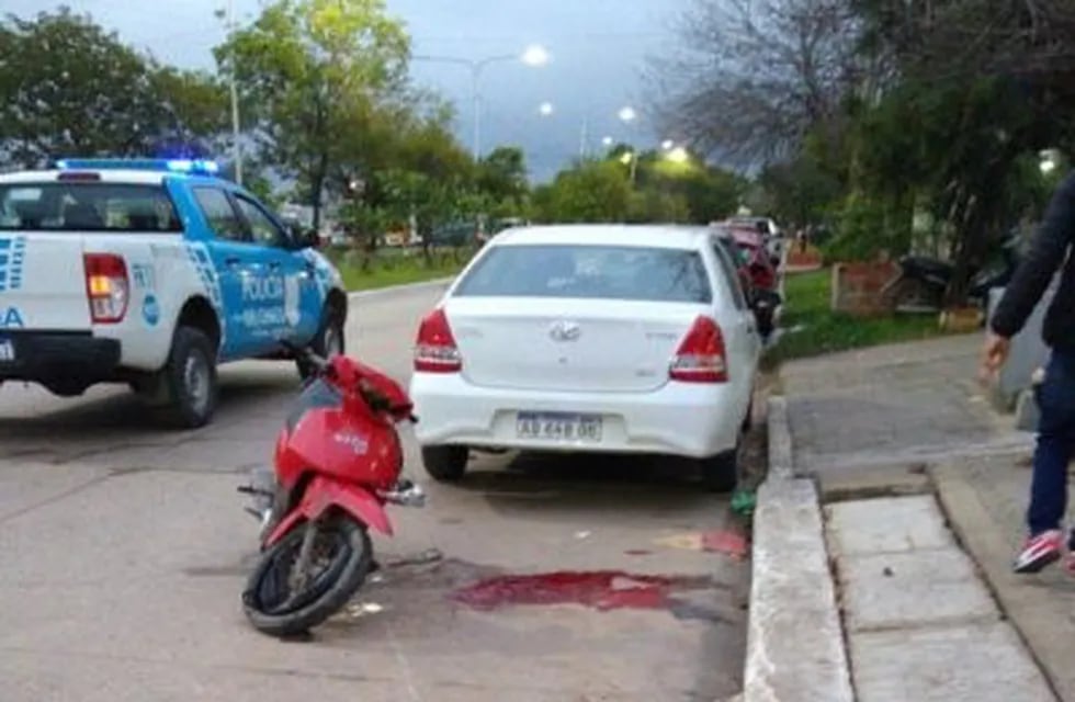 Lo moto en la que viajaba el joven es custodiada por personal policial. (Prensa Policía del Chaco)