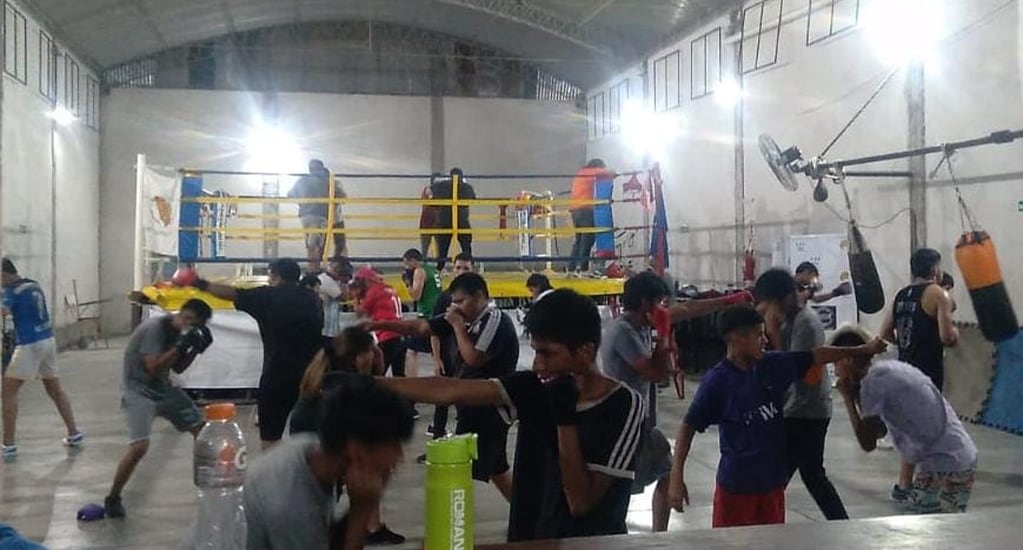 En diferentes gimnasios de la provincia de Jujuy se promueve la práctica del boxeo entre la juventud.
