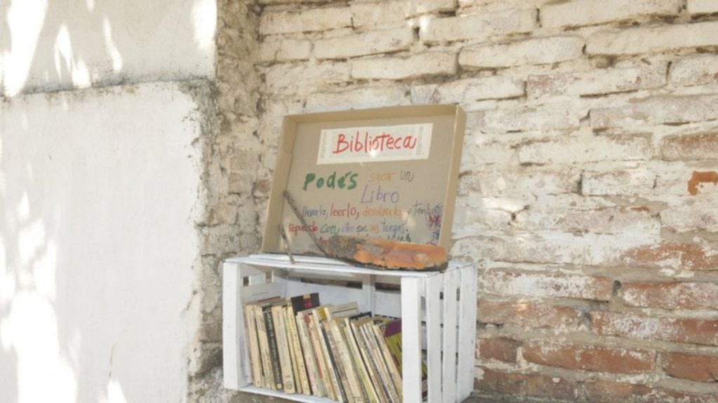 La biblioteca al paso está ubicada en la intersección de Maestros Pampeanos y San Lorenzo, a una cuadra de la Avenida Luro.