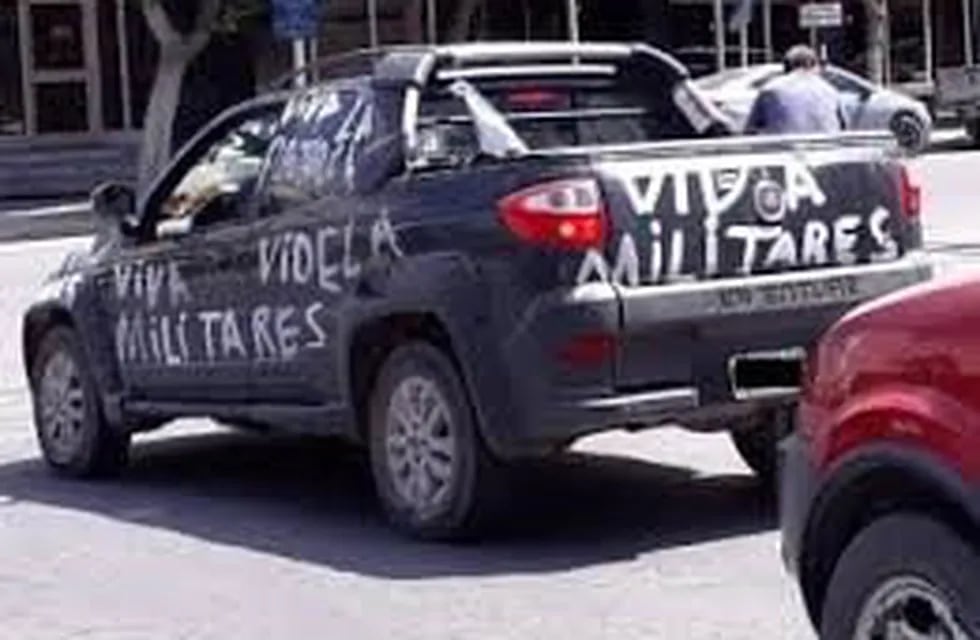 Trelew auto pintado viva Videla
