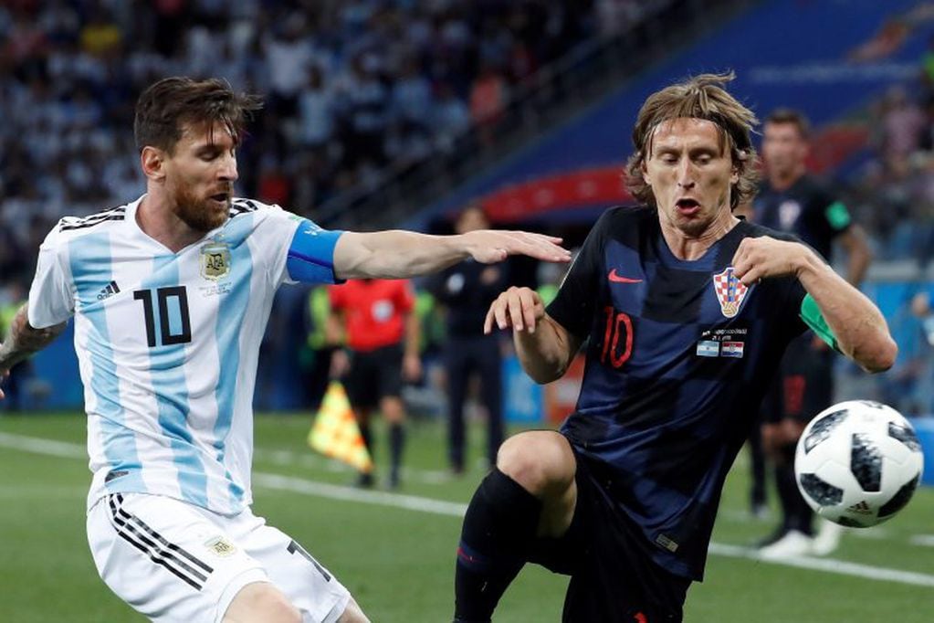 El delantero argentino Lionel Messi y el centrocampista croata Luka Modric durante el partido Argentina-Croacia, del Grupo D del Mundial de Fútbol de Rusia 2018, en el Estadio de Nizhni Nóvgorod de Nizhni Nóvgorod, Rusia, hoy 21 de junio de 2018.