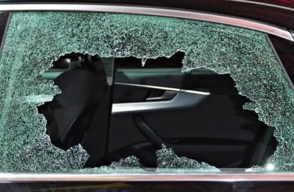 Millonario robo en Posadas: le rompieron el vidrio de su vehículo y le sustrajeron un maletín con dinero en efectivo.
