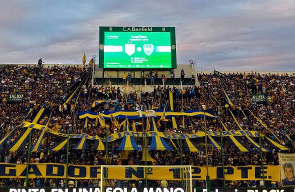 Supporters of Boca Juniors cheer for their team before their Argentina First Division football match against Banfield at Florencio Sola stadium, in Banfield, near of Buenos Aires, on March 11, 2017. / AFP PHOTO / ALEJANDRO PAGNI
