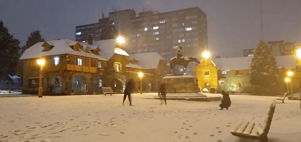 Turistas son sorprendidos al ver el Centro Cívico completamente nevado.
