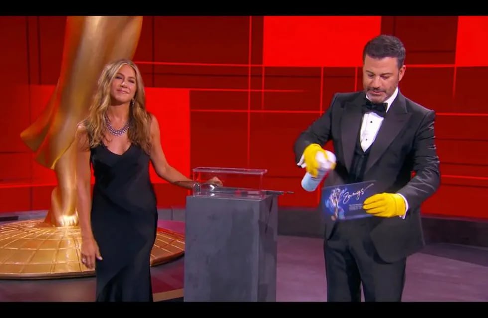 Jimmy Kimmel y Jennifer Aniston. (AFP)