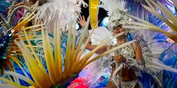  La escuela de samba Beija-Flor se presenta en el Sambódromo de Río de Janeiro./AFP