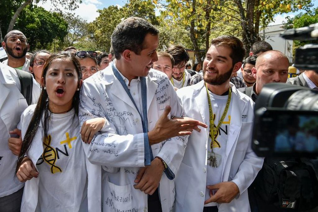 Juan Guaidó en recorrida por un hospital (REUTER)
