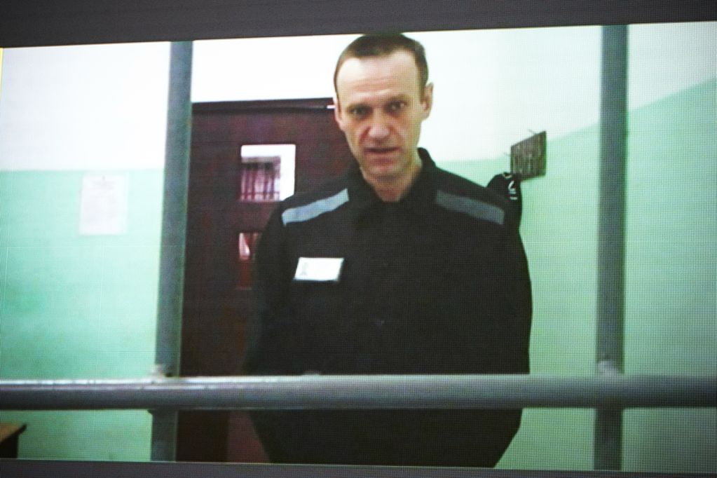 En esta imagen de archivo, el líder opositor ruso Alexei Navalny, visto en una pantalla durante su comparecencia por videoconferencia desde la colonia Melekhovo, en la región de Vladimir, en una vista en la Corte Suprema de Rusia, en Moscú, el 22 de junio de 2023. (AP Foto/Alexander Zemlianichenko, archivo)