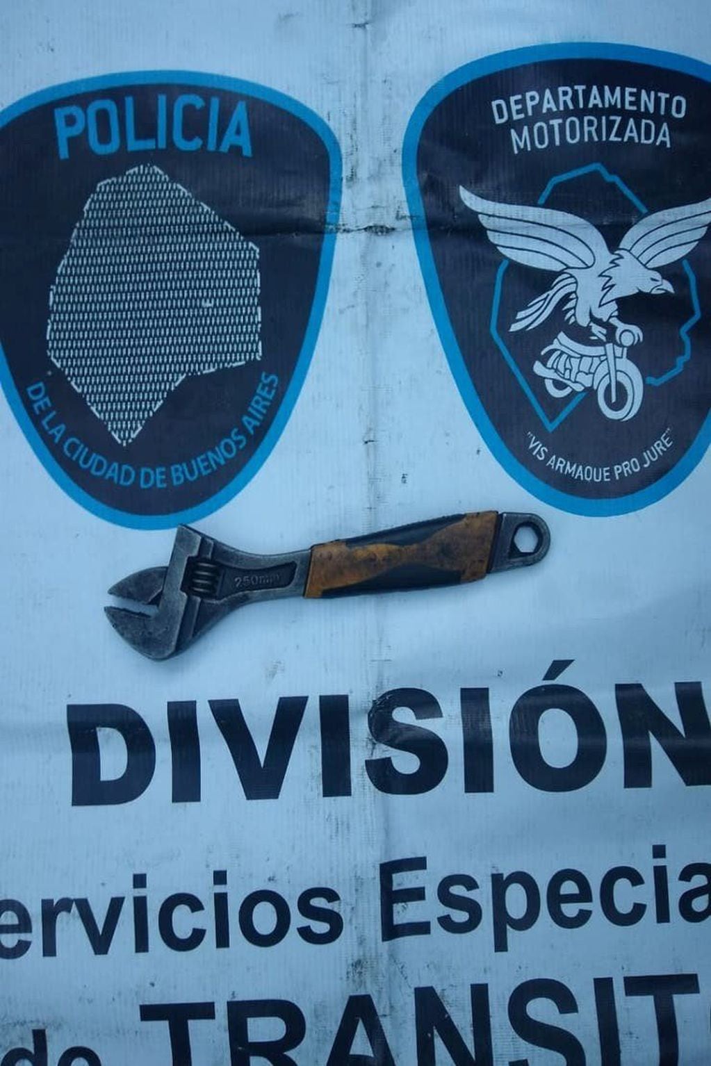 La llave francesa usada como arma (Foto: Policía de la Ciudad de Buenos Aires)