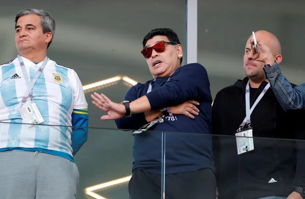 Diego Maradona viendo Argentina vs. Islandia (Foto: Ricardo Mazalan/ap)