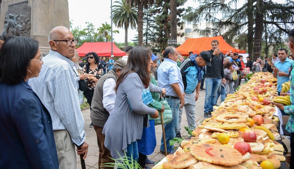 Unas 1.200 ofrendas de pan fueron preparadas por el equipo del Programa Provincial Ciudades Inclusivas para obsequiar al público en la jornada de la plaza Belgrano.
