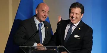  El paraguayo Domínguez, presidente de la Conmebol y el suizo Infantino, presidente de la FIFA.