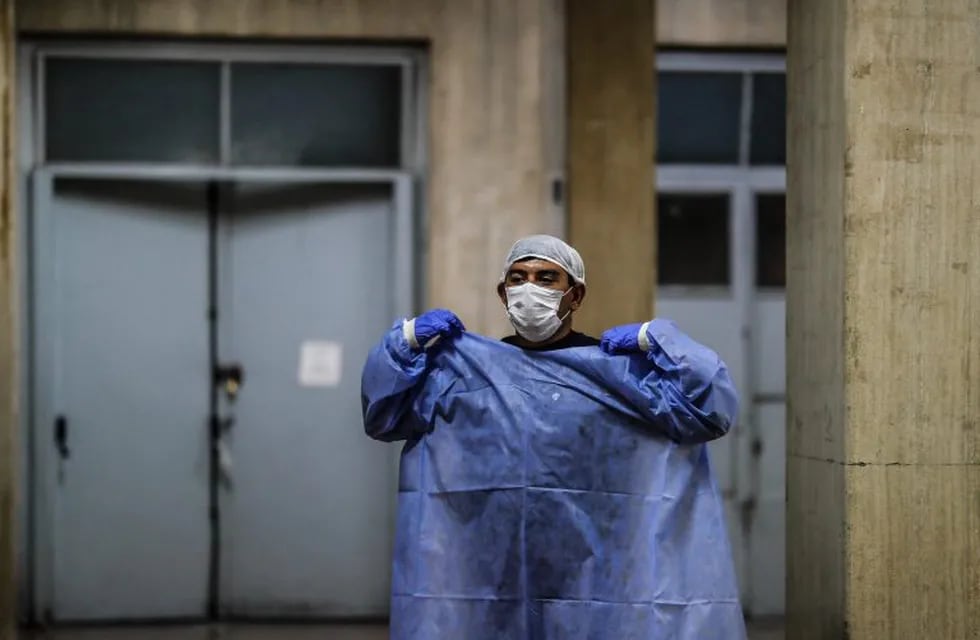 Un enfermero del Hospital Posadas se cambia su ropa de protección luego de realizar un traslado de un paciente con COVID-19. (Foto: Juan Ignacio Roncoroni)