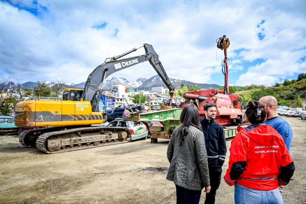 Ushuaia: compactan vehículos depositados en el playón de incautación