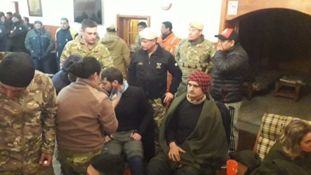 Policías y soldados con los rescatados en Primeros Pinos.